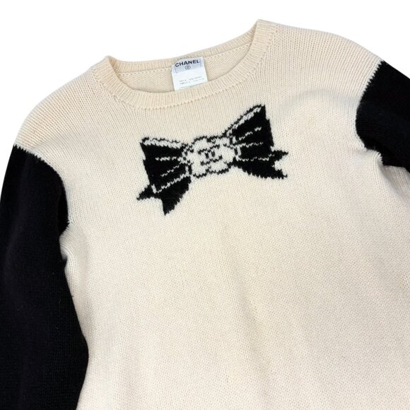 CHANEL Vintage 95A CC Logo Cashmere Knit Sweater Top Camellia Bow Cream [106236] - Picture 5 of 12